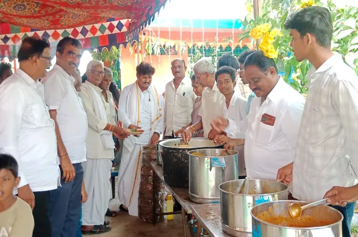 ప్రసన్న ఆంజనేయ స్వామి ఆలయంలో కుంకుమ పూజలు, అన్నదానం