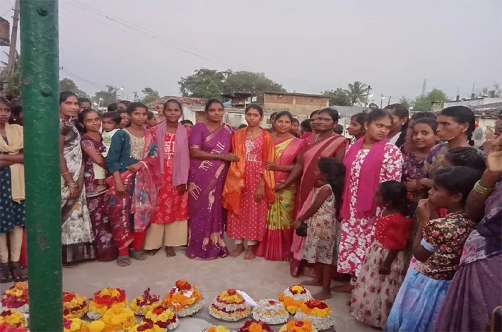 బతుకమ్మ వేడుకల్లో బాలికలను సన్మానం చేసిన సర్పంచ్