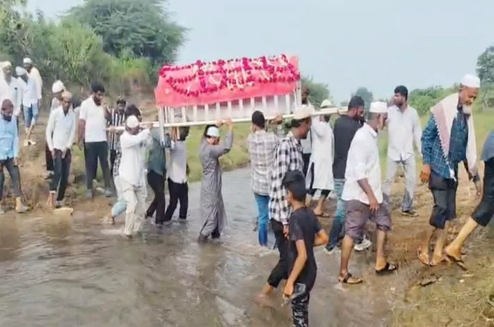 స్మశాన వాటికకు దారి లేక గ్రామస్థుల అవస్థలు
