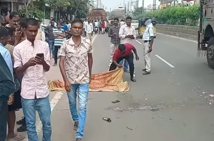 పెద్దపల్లి కమాన్ వద్ద ఘోర రోడ్డు ప్రమాదం