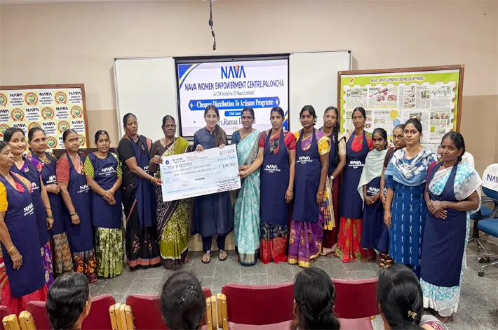 నవ మహిళా సాధికార కేంద్రంలో మహిళలకు చెక్కుల పంపిణీ