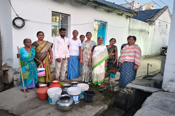 ఐదు రోజులుగా తాగునీటి కోసం ప్రజల అగచాట్లు..!