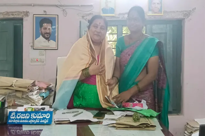 ఆత్మీయతతో తహసీల్దార్‌కు ఘన సన్మానం!