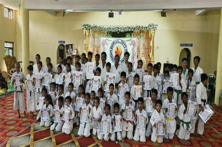 ఘనంగా కరాటే బెల్ట్, సర్టిఫికెట్ల ప్రదానం