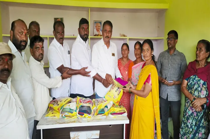 గ్రామ సేవకులకు బతుకమ్మ కానుకలు