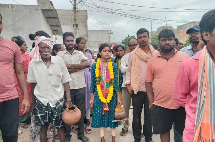 తండ్రికి అంతిమ సంస్కారాలు నిర్వహించిన కుమార్తె