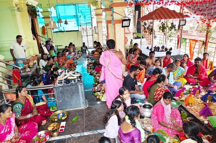 వీర్నపల్లిలో వైభవంగా శ్రీ దుర్గాదేవి కుంకుమ పూజలు