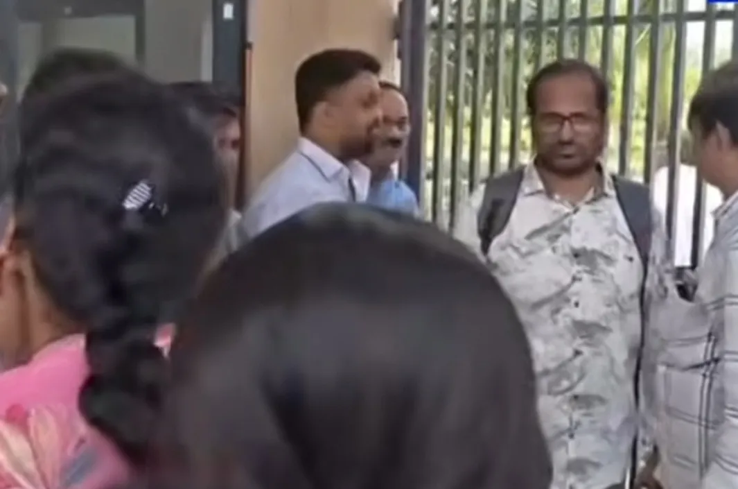 సమయానికి రాకపోతే.. గేటు బయటే!