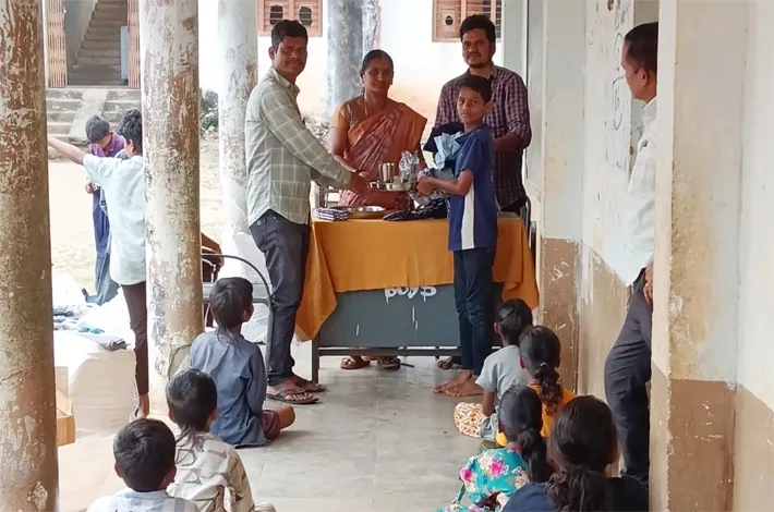 విద్యార్థులకు ఏకరూప దుస్తులు పంపిణీ