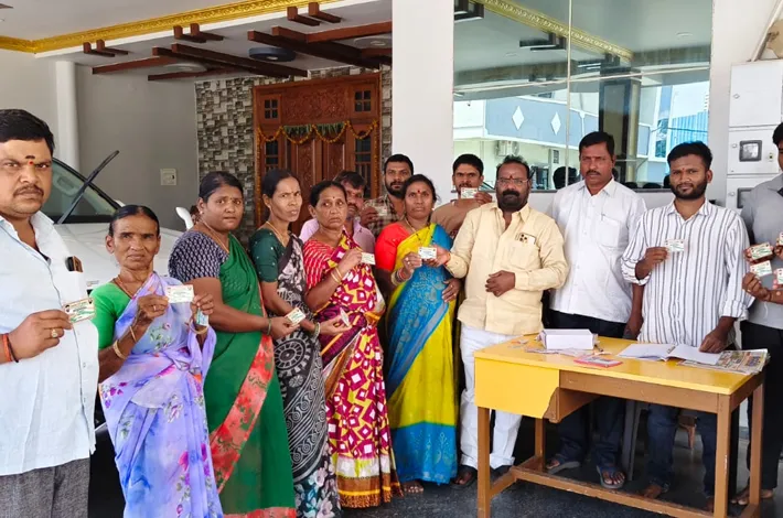 పేదలకు స్మార్ట్ రేషన్ కార్డులు!