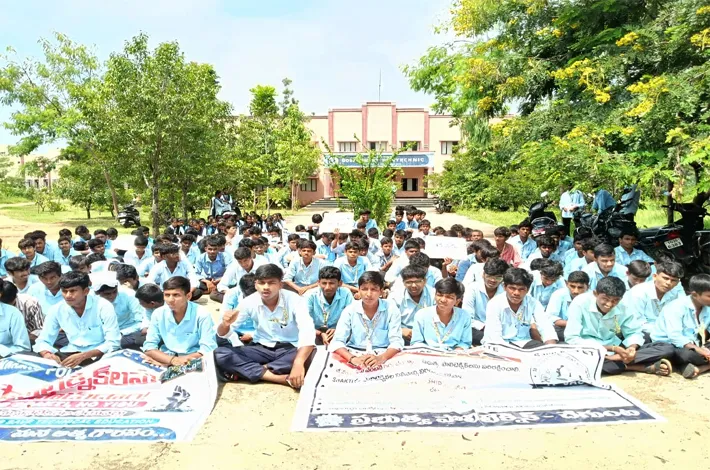 జీవో 97 రద్దు కోసం పాలిటెక్నిక్ విద్యార్థులు నిరసన