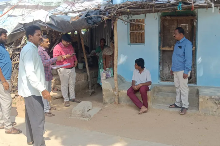 పెన్షన్ దరఖాస్తులను పరిశీలించిన డిప్యూటీ సీఈవో సురేందర్