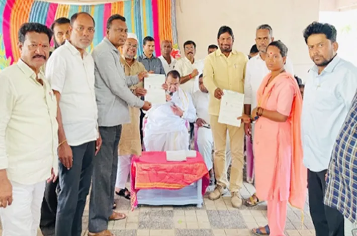 ఇందిరమ్మ మంజూరు పత్రాలు, సీఎంఆర్ఎఫ్ చెక్కుల పంపిణీ
