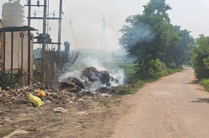రోడ్డు పక్కనే వ్యర్థాల దహనం.. ప్రజల ప్రాణాలతో చెలగాటం