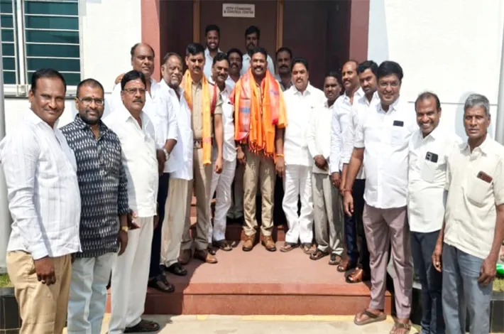 ఇన్ స్పెక్టర్ కిరణ్ ను కలిసిన బిఆర్ఎస్ నాయకులు