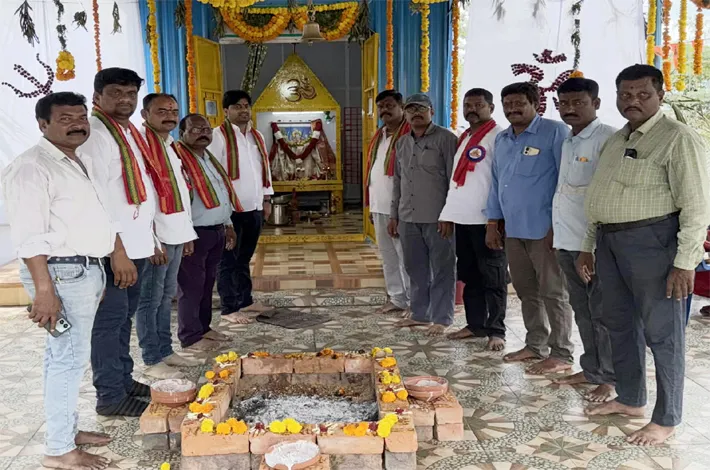 దుర్గామాత పూజల్లో ఐఎన్‌టీయూసీ వైస్ ప్రెసిడెంట్ కోటి