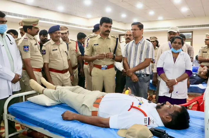 పోలీస్ అమరవీరుల జ్ఞాపకార్థం మెగా రక్తదాన శిబిరం