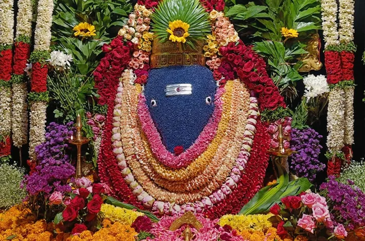 11వ రోజు పుష్ప అలంకరణతో  దర్శనమిస్తున్న  సిద్ధి గణపతి 