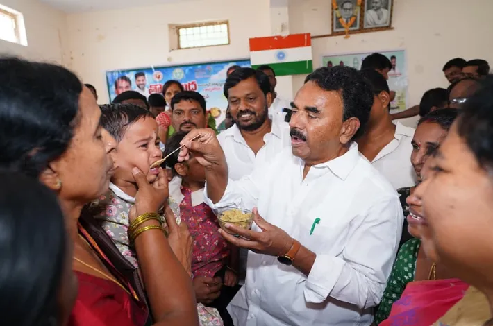 చిన్నారికి మంత్రి జూపల్లి తొలిముద్ద