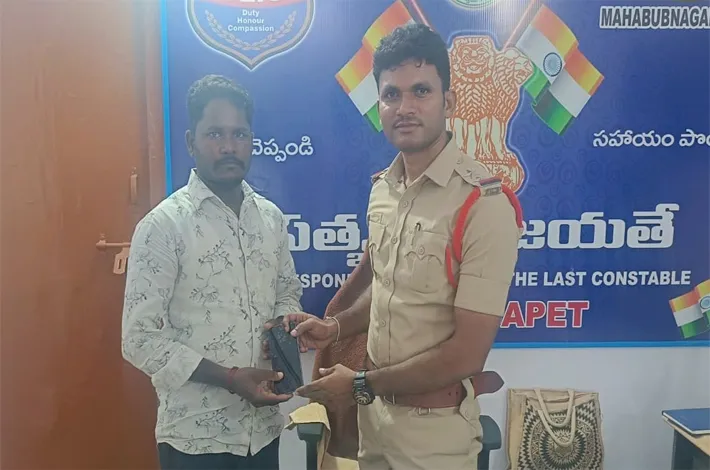 పోగొట్టుకున్న ఫోన్ ను బాధితుడికి అప్పగించిన పోలీసులు