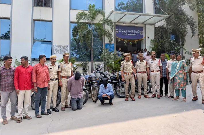 బైక్ చోరీలకు పాల్పడుతున్న... ఇద్దరు నిందితులు అరెస్ట్ 