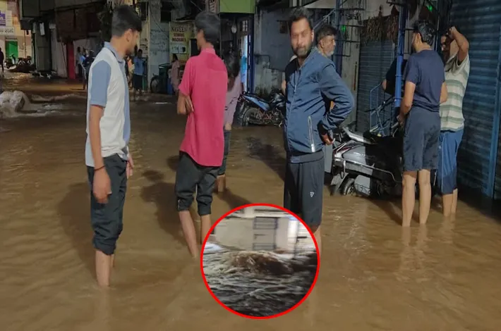 లీకేజీల లొల్లి.. రోడ్లపాలవుతున్న తాగునీరు!
