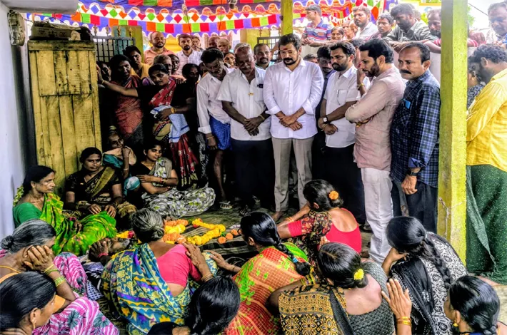 సంకలబుడ్డి సైదులుకు పిల్లుట్ల రఘు ఘన నివాళి