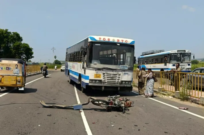 బస్సు బైక్ ఢీ కొని ఒకరి మృతి...