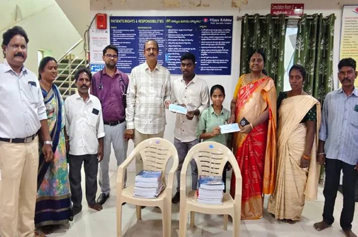 ఎంబిబిఎస్ సీటు సాధించిన నిరుపేద విద్యార్థులకు ఆర్థిక సాయం 