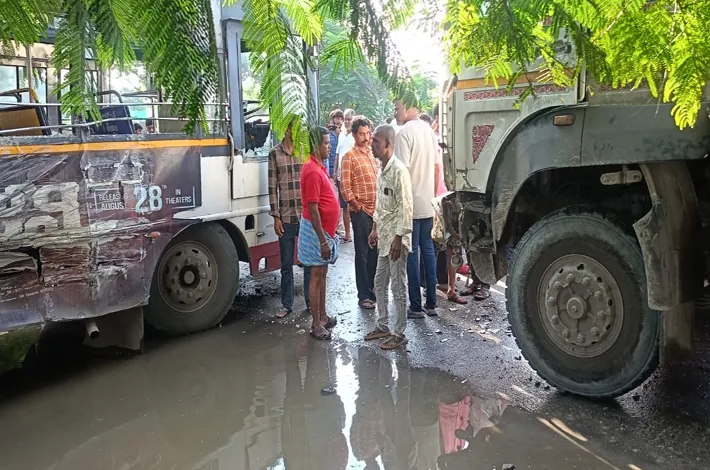 రాజీవ్ గృహకల్ప వద్ద ఆర్టీసీ బస్సు- టిప్పర్ ఢీ