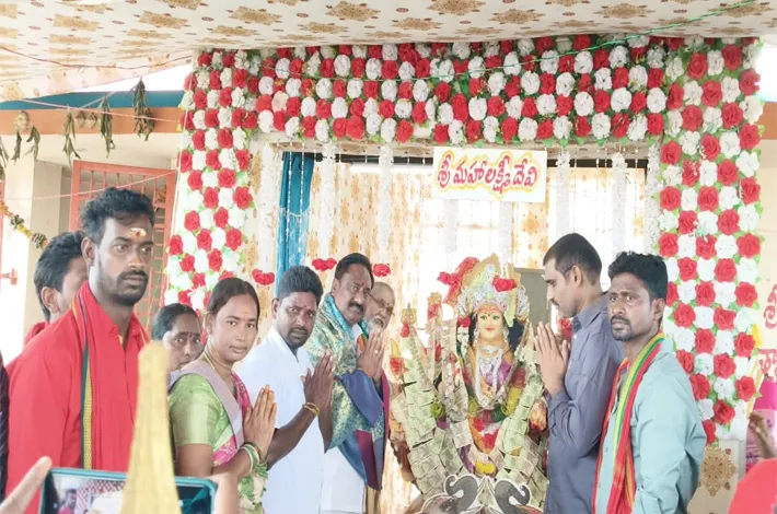 నరసయ్యగూడెంలో మహాలక్ష్మి దేవిగా అమ్మవారి దర్శనం