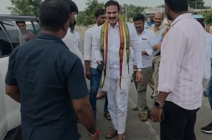 ప్రభుత్వ విప్ వాహనంలో పేలిన పవర్ బ్యాంక్ 