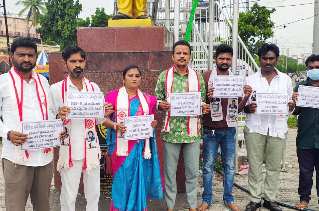 అంబేద్కర్ విగ్రహం వద్ద జనసేన పార్టీ నిరసన