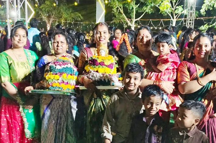 విద్యానగర్ కాలనీలో ఘనంగా బతుకమ్మ వేడుకలు..