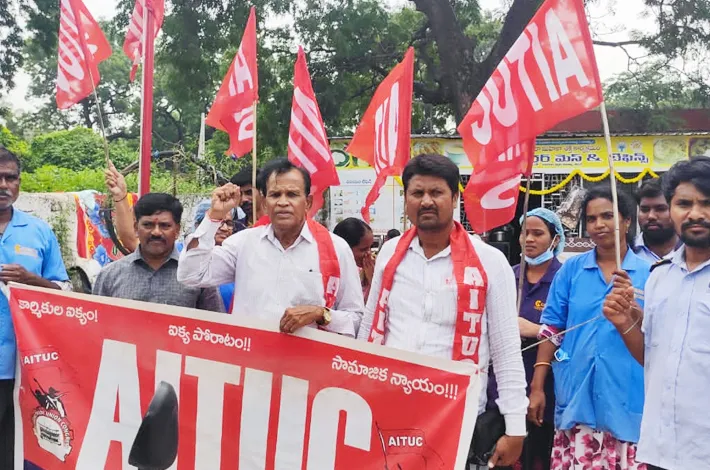 పెండింగ్ వేతనాలు చెల్లించాలి 