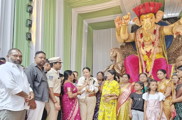 సంఘ సేవక గణేష్ మండలిలో ఎస్పీ ప్రత్యేక పూజలు