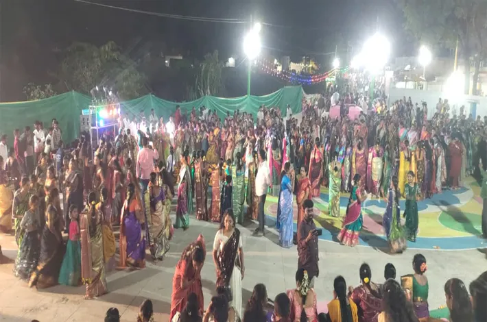 పూల పండుగకు పల్లెలన్నీ పులకింత