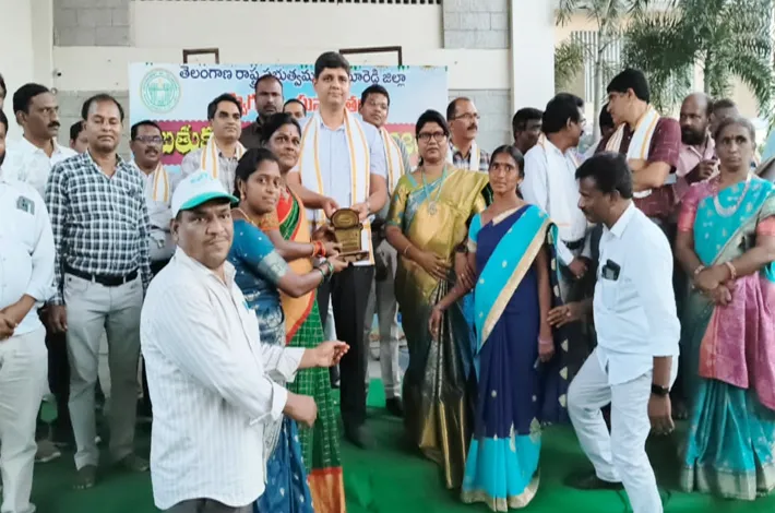 సరస్వతీ దేవి అవతారంలో బతుకమ్మ