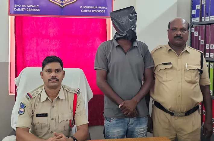 పాత కక్షలతో గొడ్డలితో దాడి.. 