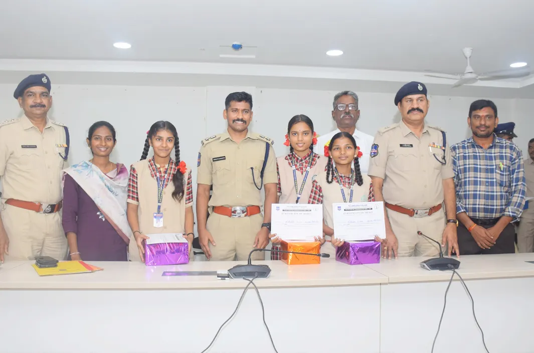 విద్యార్థులు సమాజంపై అవగాహన పెంచుకోవాలి