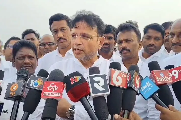 తుమ్మిడిహట్టిని విస్మరించి మూడు బ్యారేజీలు కట్టినా ఒక్క ఎకరాకూ నీరివ్వలేదు