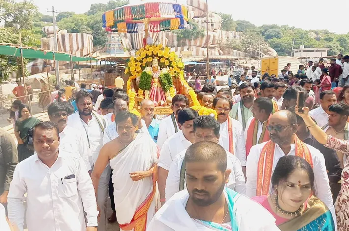 ఏడుపాయల్లో ఆధ్యాత్మిక శోభ