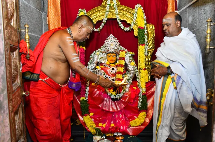 పర్వత వర్థిని సమేత రామలింగేశ్వర స్వామి వారి ఆలయములో