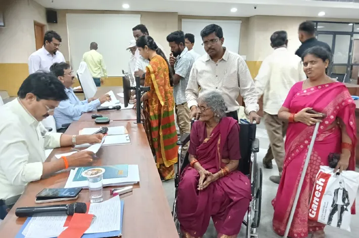 కొడుకులు తిండి పెడతలేరు