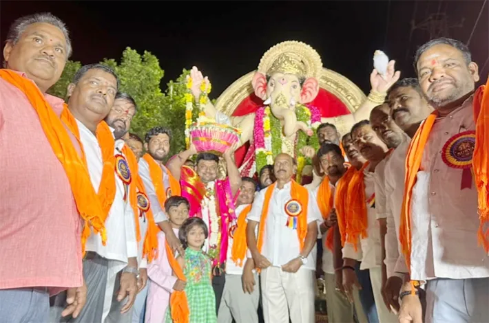 రికార్డు ధర పలికిన గణనాథుడి లడ్డూ