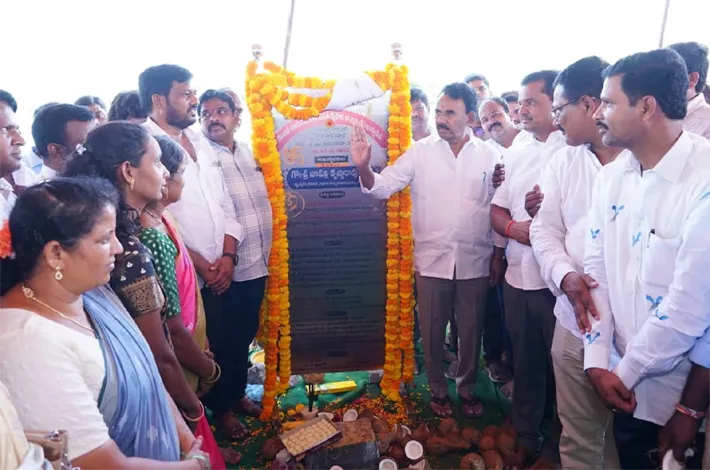 ఎస్టీ బాలుర వసతిగృహ నిర్మాణానికి శంకుస్థాపన