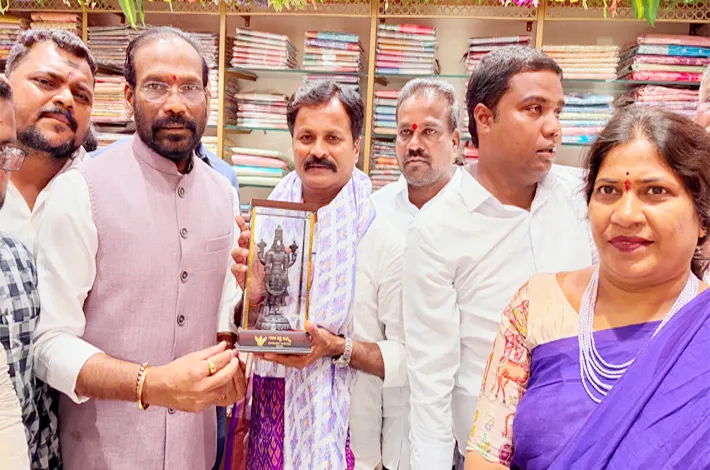 భువనగిరిలో గరుడ వస్త్ర సిల్క్స్ షాపింగ్ మాల్ ప్రారంభం
