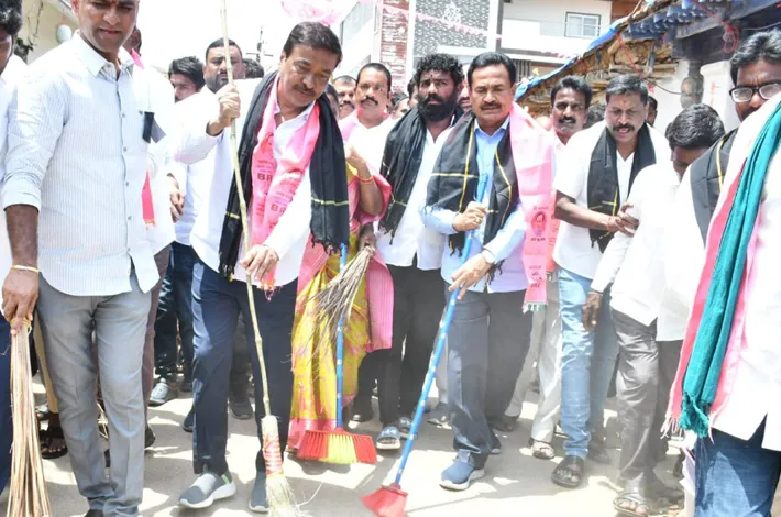 జంగంపల్లిలో వినూత్న నిరసన.. రోడ్లు శుభ్రం చేసిన గంప గోవర్ధన్‌