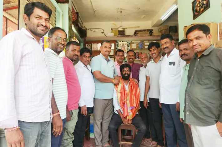 రెడ్ క్రాస్ సొసైటీ సభ్యుడిని సన్మానించిన పద్మశాలిలు