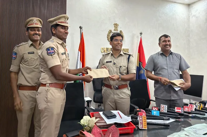స్క్రాప్‌ దుకాణంలో కత్తితో బెదిరించి రూ.25 వేల దోపిడీ
